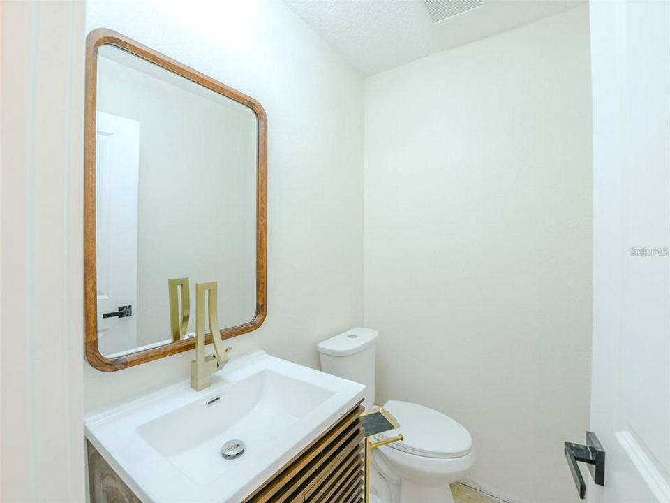 Activo con contrato: $824,900 (4 camas, 2 baños, 2256 Pies cuadrados)
