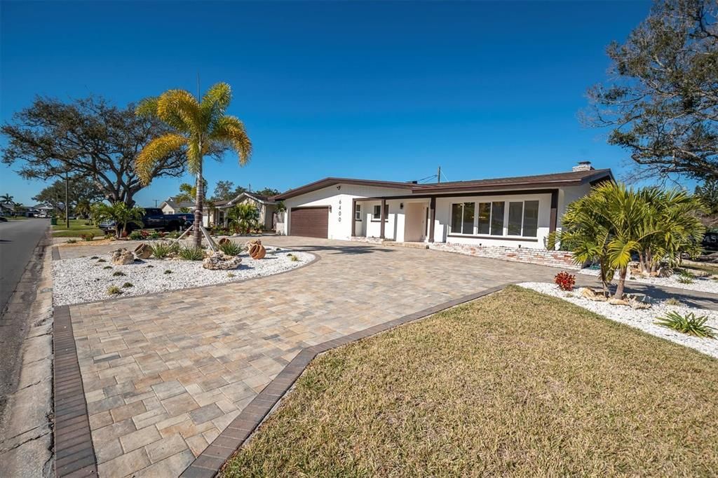Activo con contrato: $824,900 (4 camas, 2 baños, 2256 Pies cuadrados)