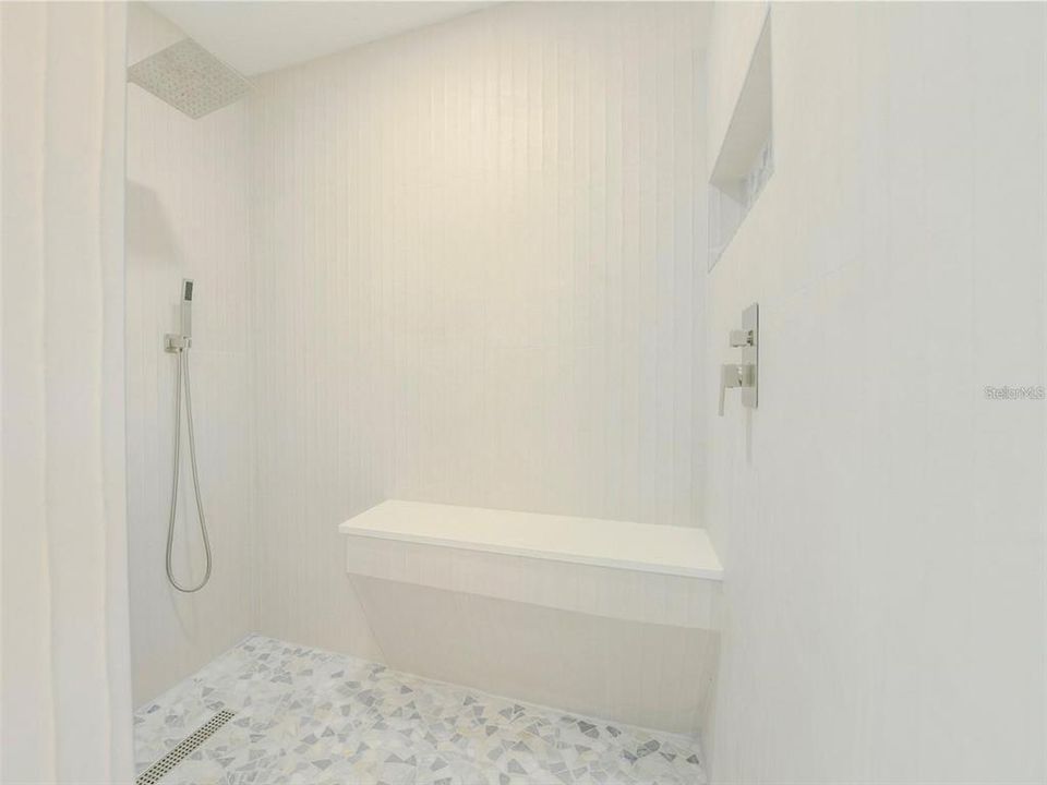Activo con contrato: $824,900 (4 camas, 2 baños, 2256 Pies cuadrados)
