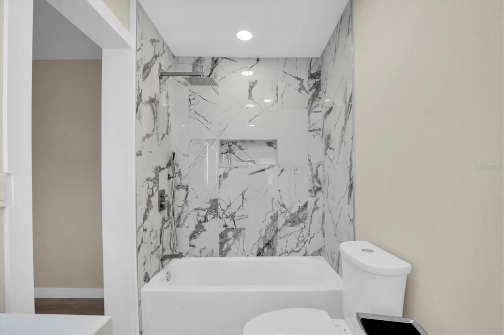 Activo con contrato: $824,900 (4 camas, 2 baños, 2256 Pies cuadrados)