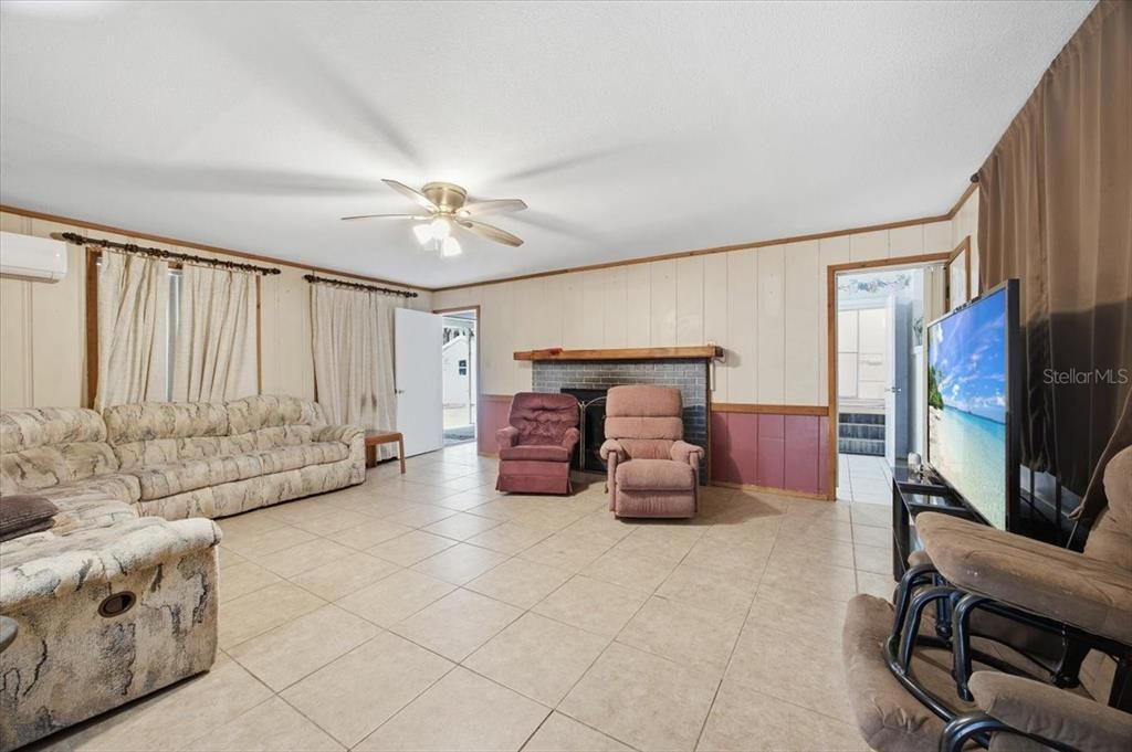 For Sale: $230,000 (2 beds, 1 baths, 720 Square Feet)