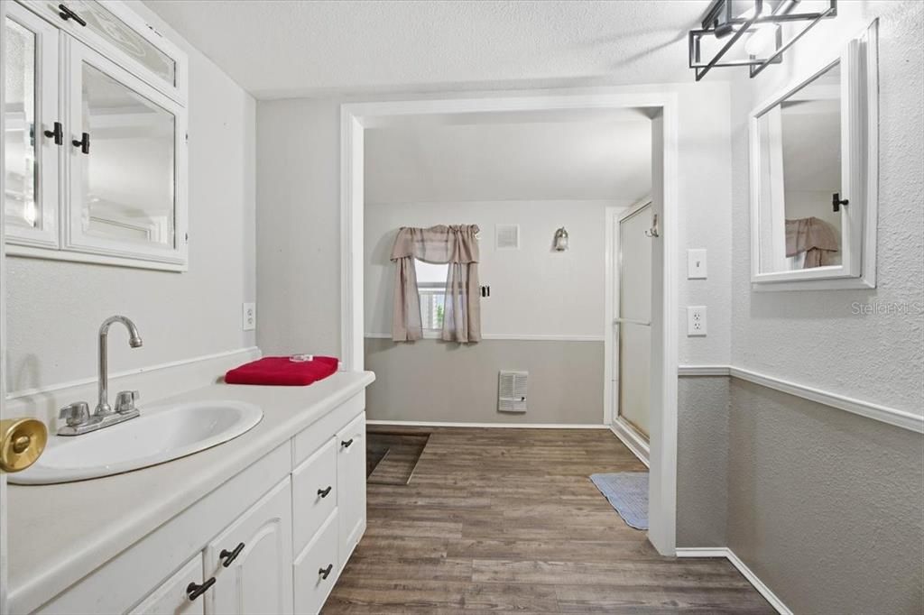 For Sale: $230,000 (2 beds, 1 baths, 720 Square Feet)