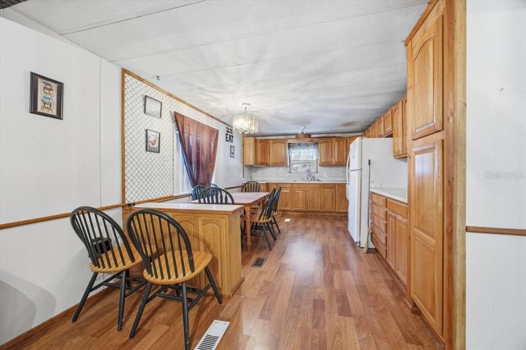 For Sale: $230,000 (2 beds, 1 baths, 720 Square Feet)