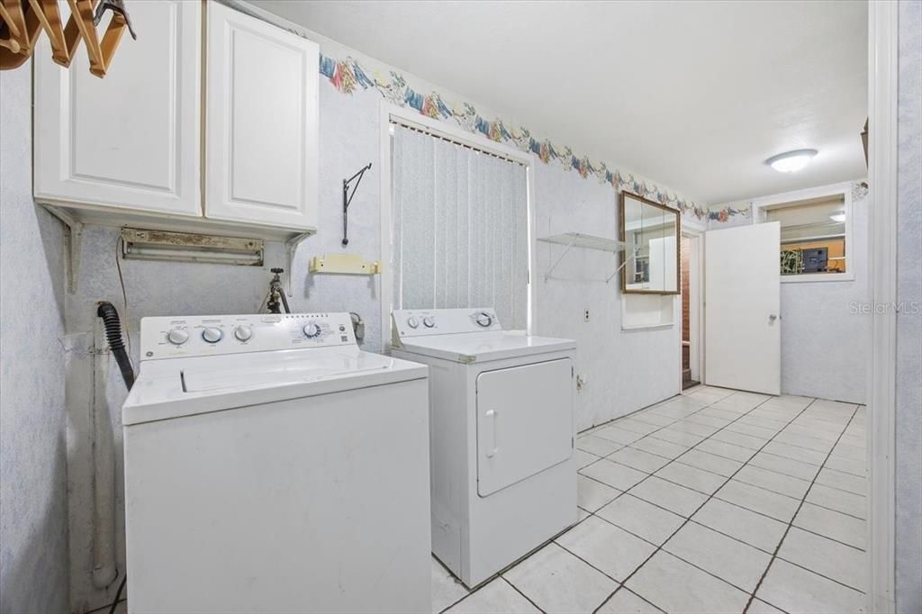 For Sale: $230,000 (2 beds, 1 baths, 720 Square Feet)