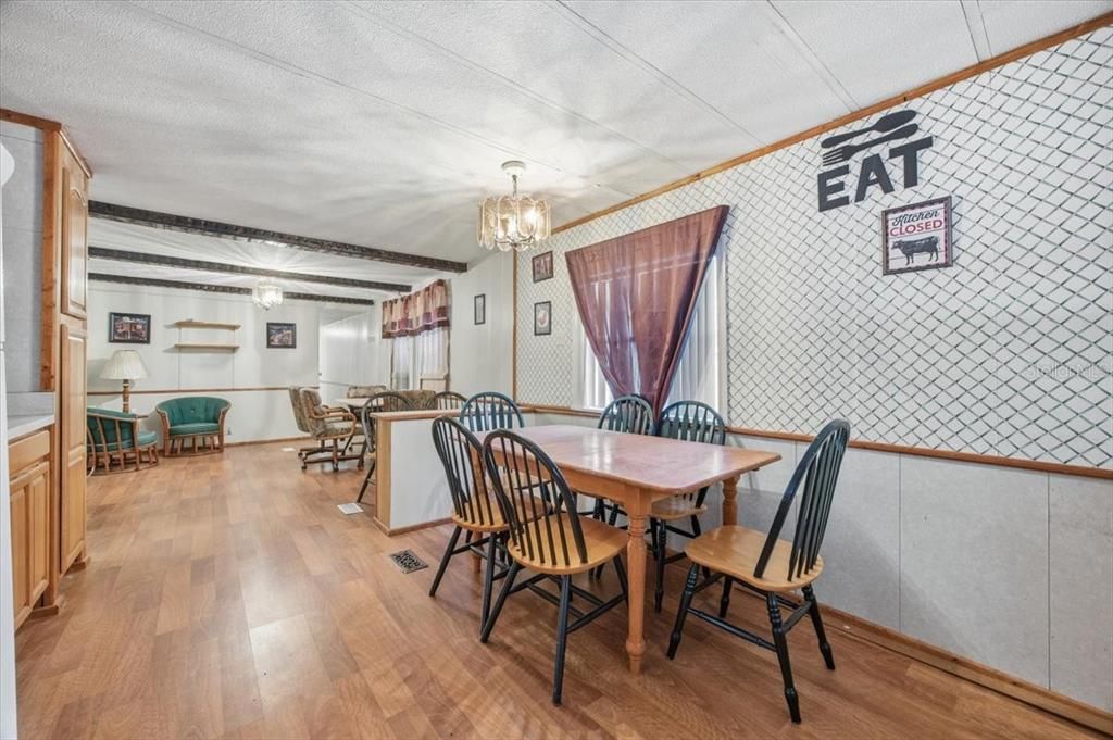 For Sale: $230,000 (2 beds, 1 baths, 720 Square Feet)