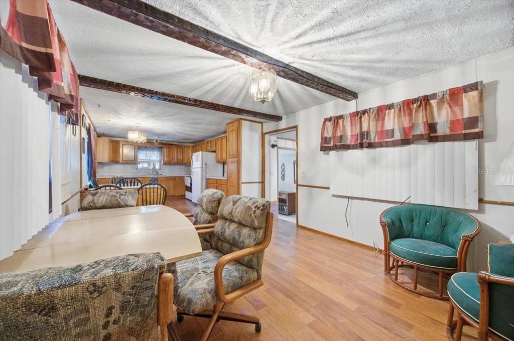 For Sale: $230,000 (2 beds, 1 baths, 720 Square Feet)
