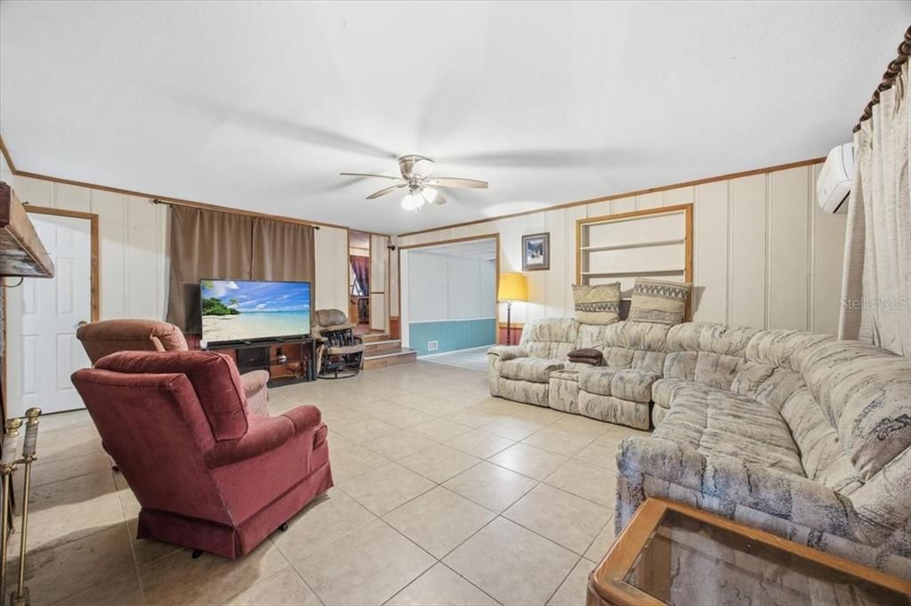 For Sale: $230,000 (2 beds, 1 baths, 720 Square Feet)