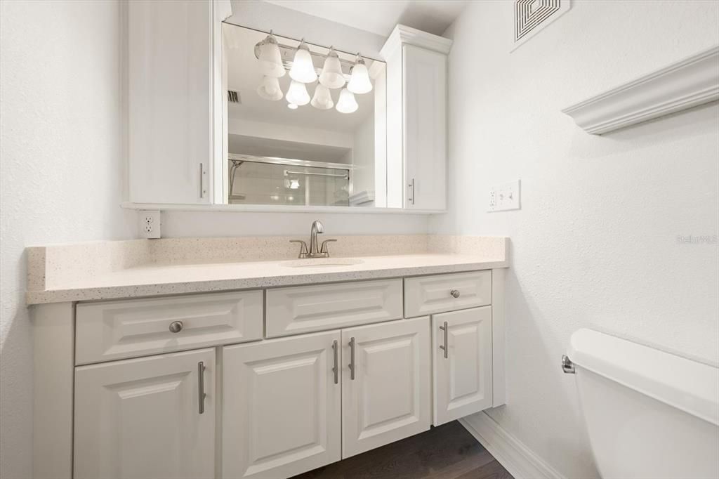 For Sale: $299,000 (1 beds, 1 baths, 562 Square Feet)