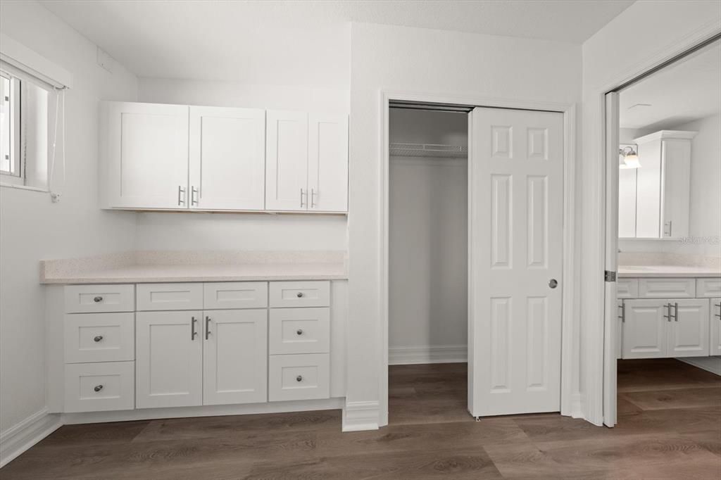 For Sale: $299,000 (1 beds, 1 baths, 562 Square Feet)