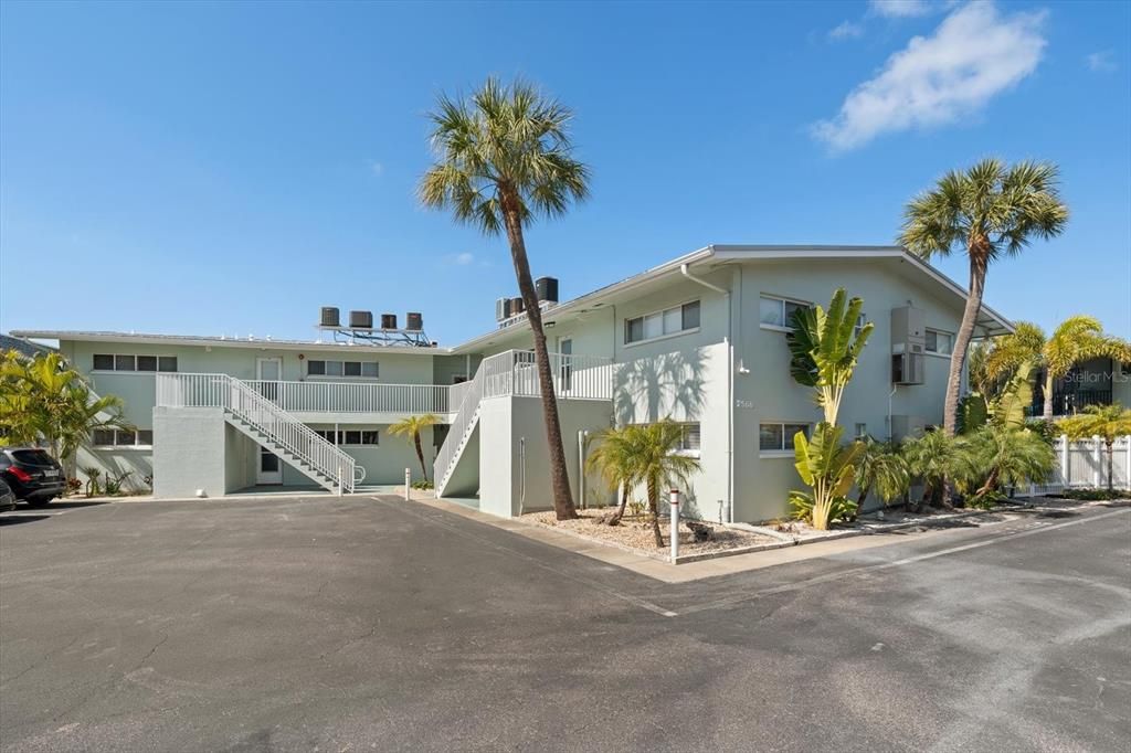 For Sale: $299,000 (1 beds, 1 baths, 562 Square Feet)