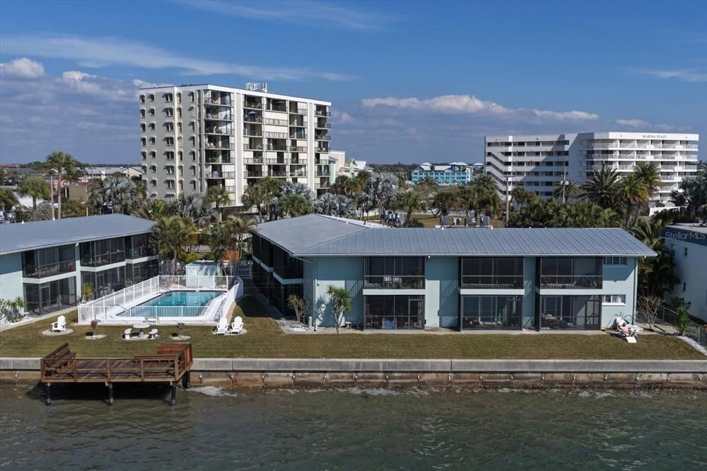 For Sale: $299,000 (1 beds, 1 baths, 562 Square Feet)