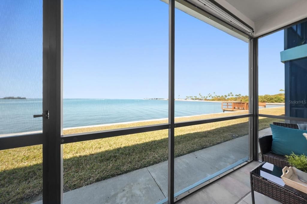 For Sale: $299,000 (1 beds, 1 baths, 562 Square Feet)