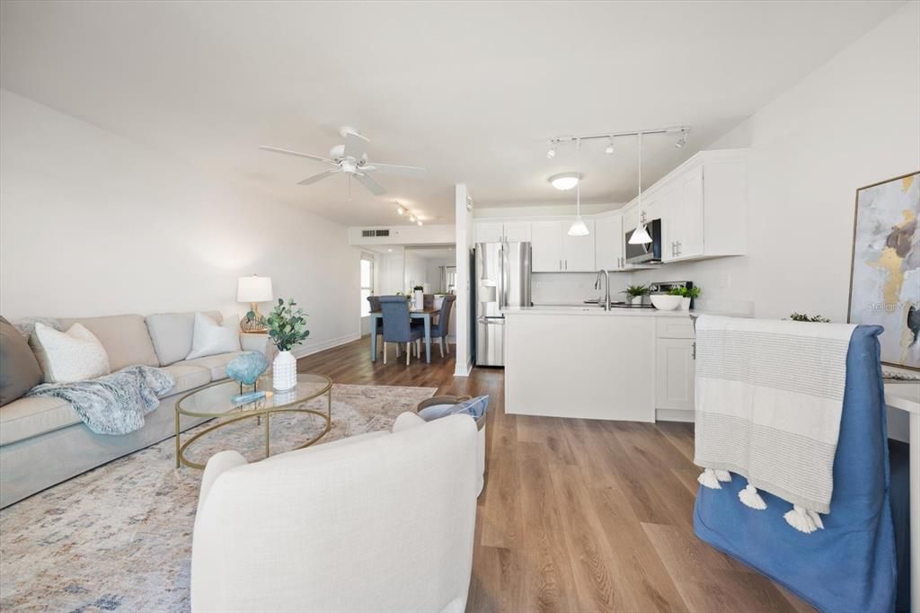 For Sale: $299,000 (1 beds, 1 baths, 562 Square Feet)