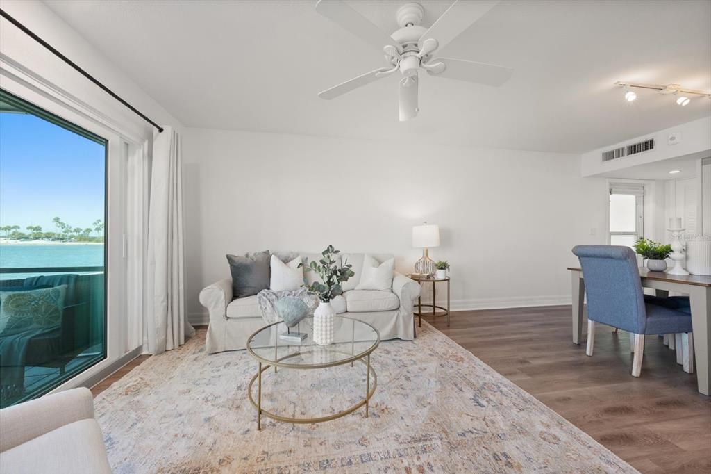 For Sale: $299,000 (1 beds, 1 baths, 562 Square Feet)