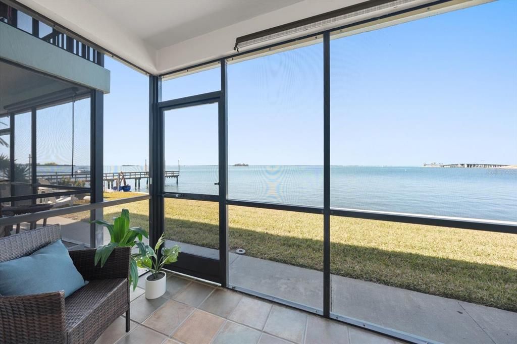 For Sale: $299,000 (1 beds, 1 baths, 562 Square Feet)