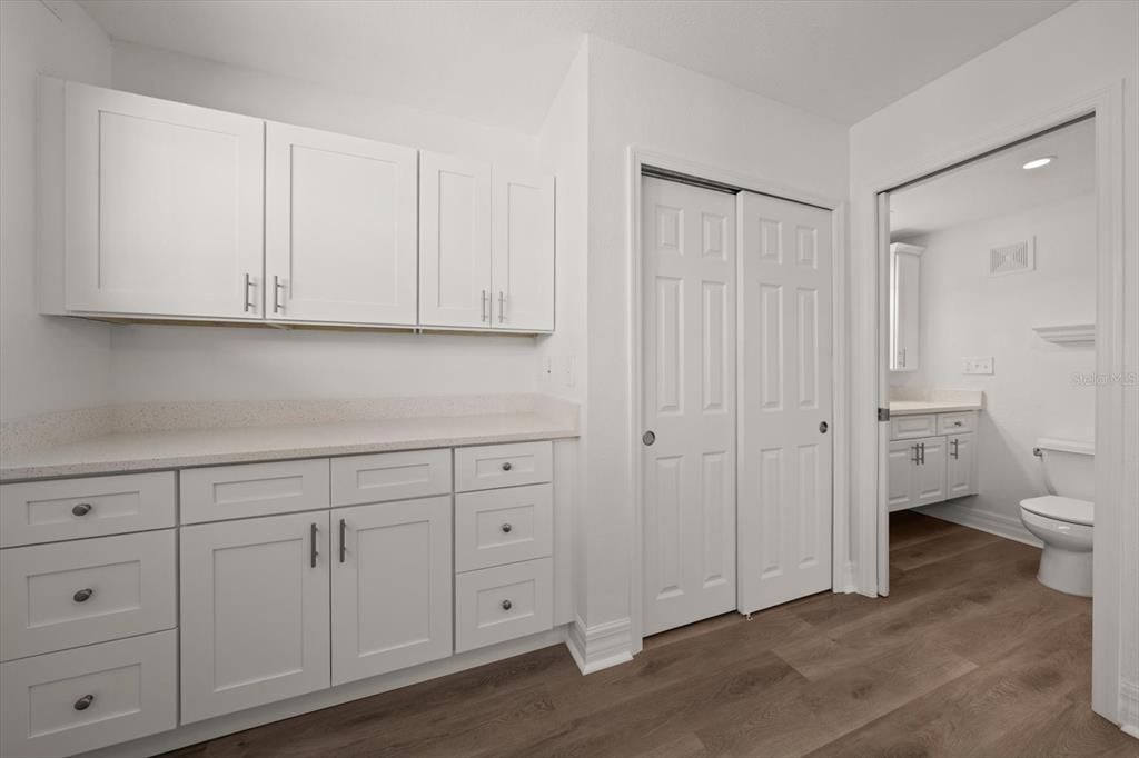 For Sale: $299,000 (1 beds, 1 baths, 562 Square Feet)