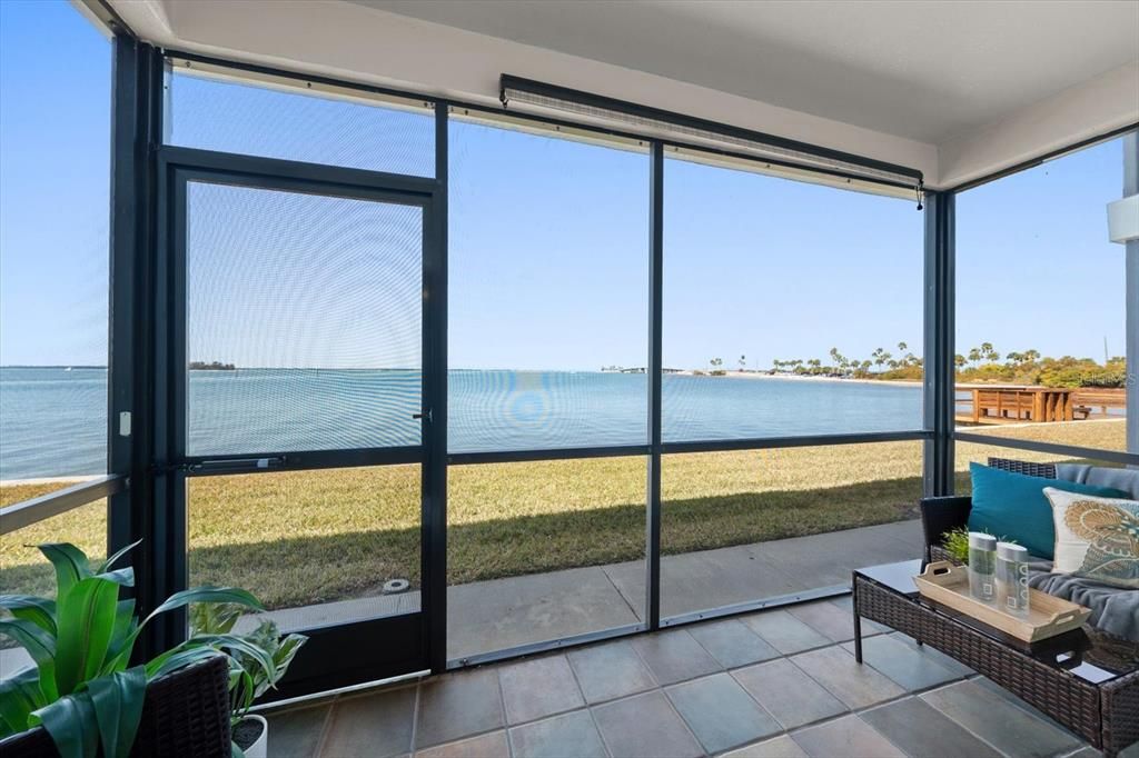 For Sale: $299,000 (1 beds, 1 baths, 562 Square Feet)