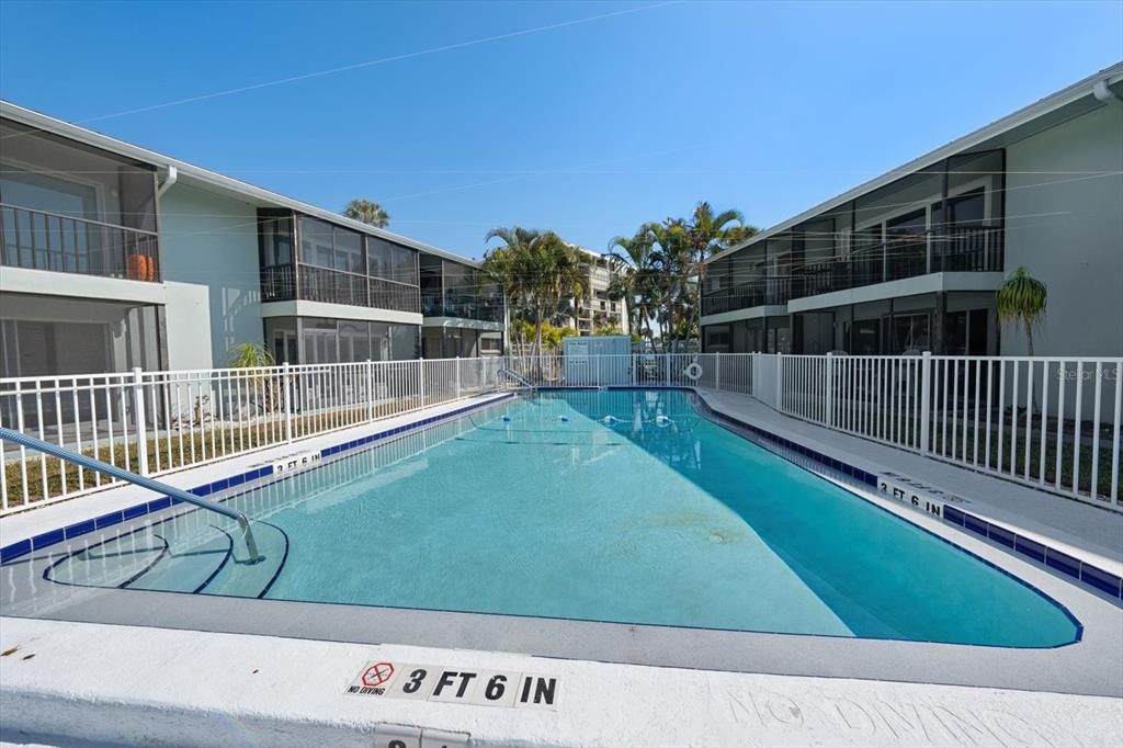 For Sale: $299,000 (1 beds, 1 baths, 562 Square Feet)