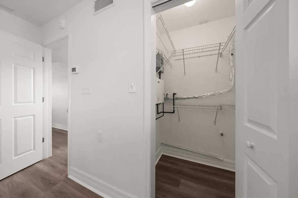 For Sale: $299,000 (1 beds, 1 baths, 562 Square Feet)