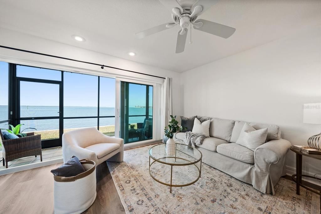 For Sale: $299,000 (1 beds, 1 baths, 562 Square Feet)