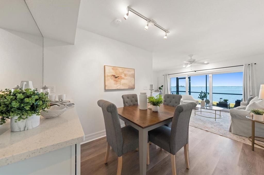 For Sale: $299,000 (1 beds, 1 baths, 562 Square Feet)