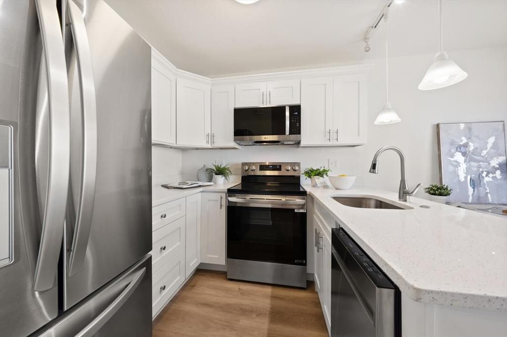 For Sale: $299,000 (1 beds, 1 baths, 562 Square Feet)