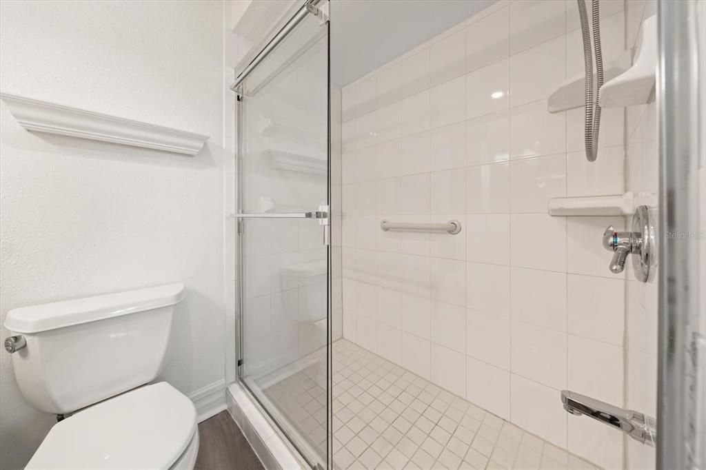 For Sale: $299,000 (1 beds, 1 baths, 562 Square Feet)