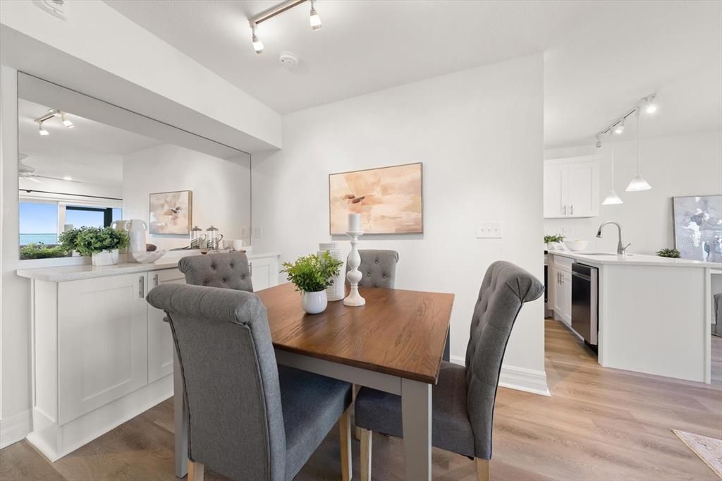 For Sale: $299,000 (1 beds, 1 baths, 562 Square Feet)