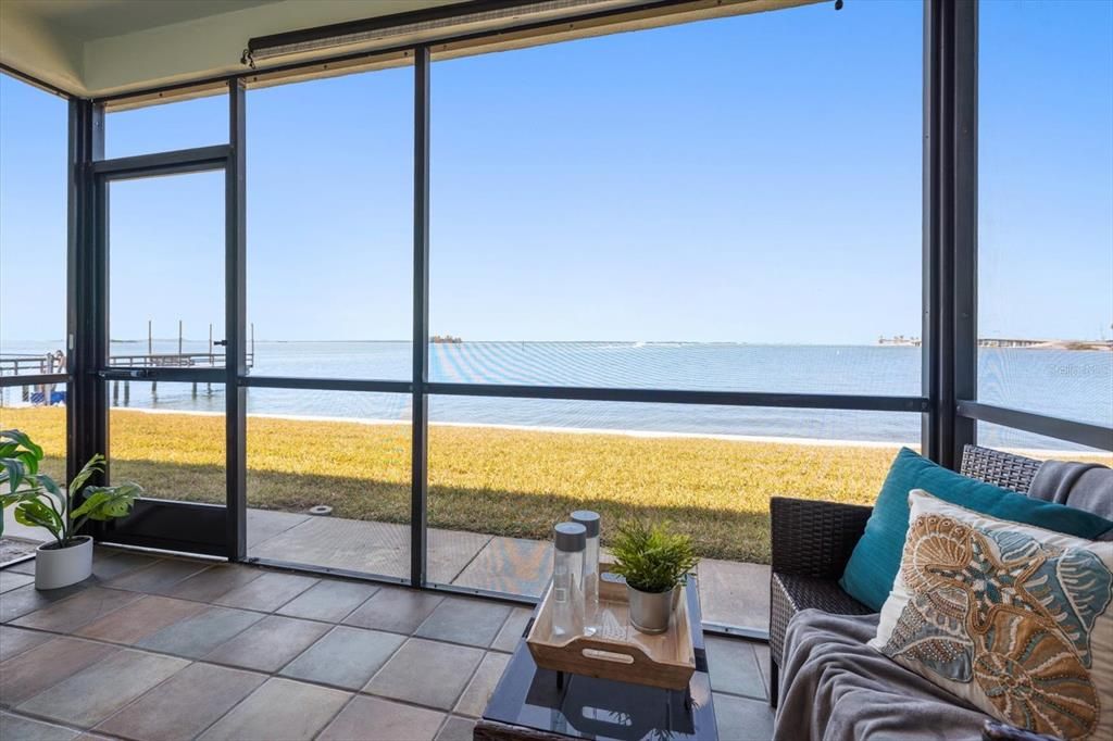 For Sale: $299,000 (1 beds, 1 baths, 562 Square Feet)