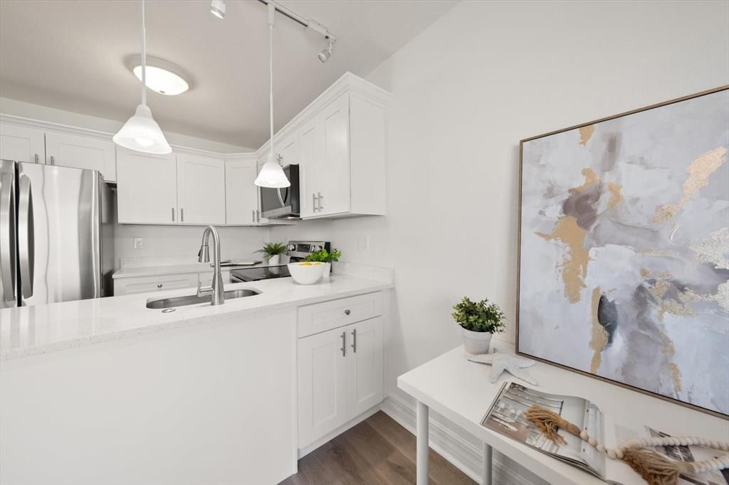 For Sale: $299,000 (1 beds, 1 baths, 562 Square Feet)