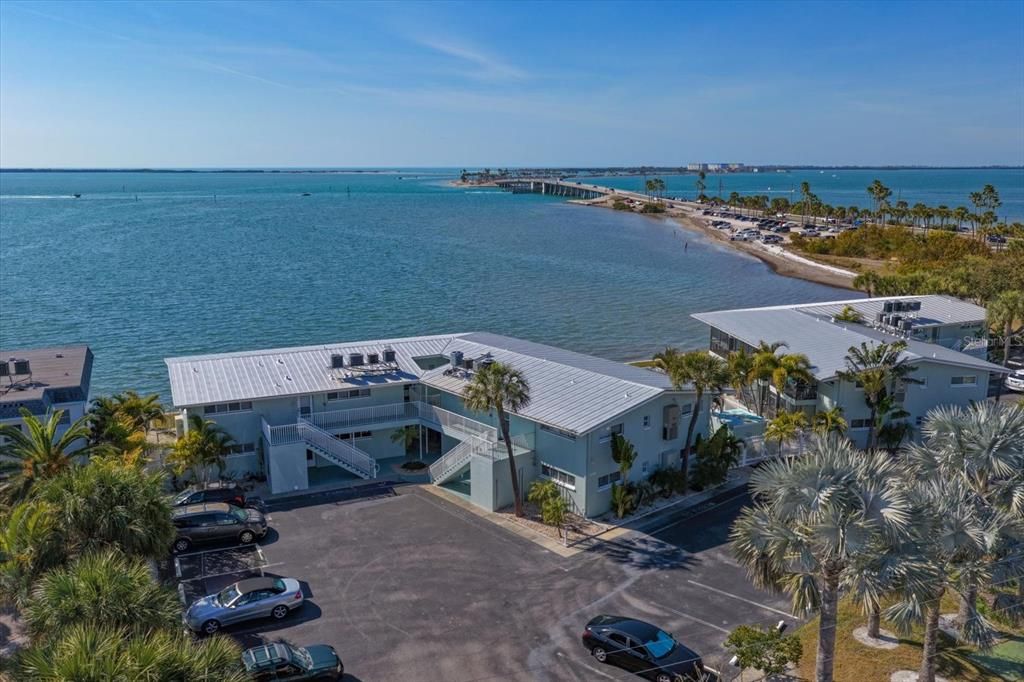 For Sale: $299,000 (1 beds, 1 baths, 562 Square Feet)