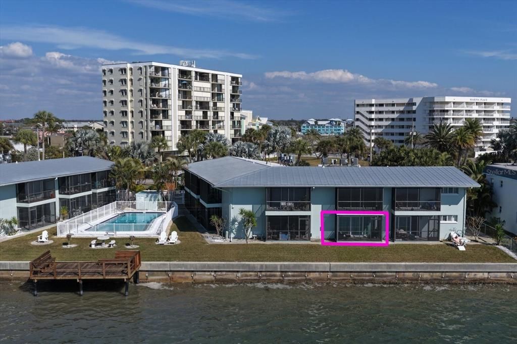 For Sale: $299,000 (1 beds, 1 baths, 562 Square Feet)