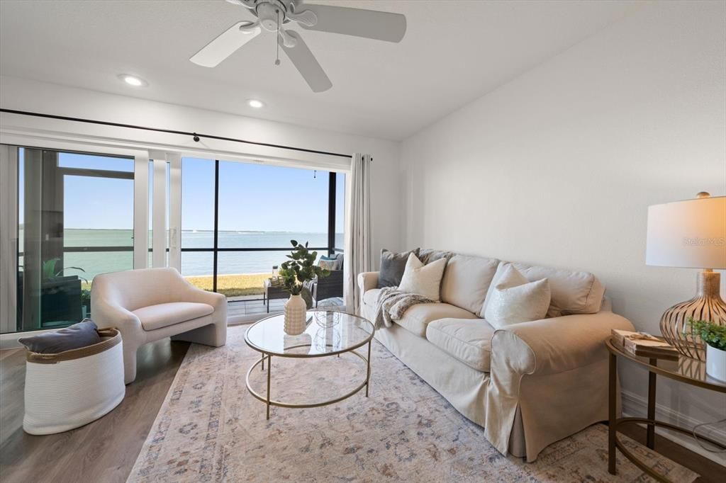 For Sale: $299,000 (1 beds, 1 baths, 562 Square Feet)