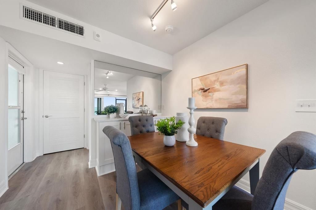 For Sale: $299,000 (1 beds, 1 baths, 562 Square Feet)