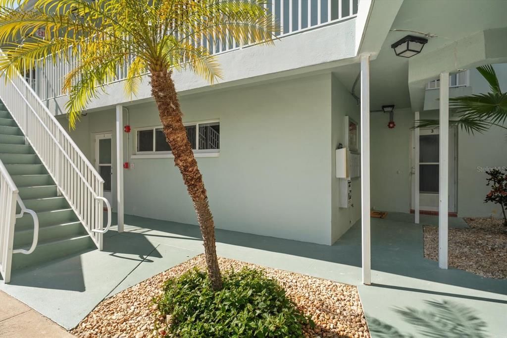 For Sale: $299,000 (1 beds, 1 baths, 562 Square Feet)