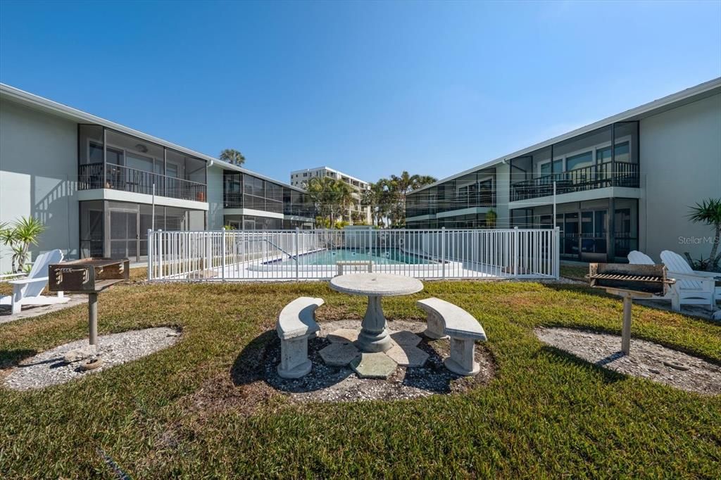 For Sale: $299,000 (1 beds, 1 baths, 562 Square Feet)