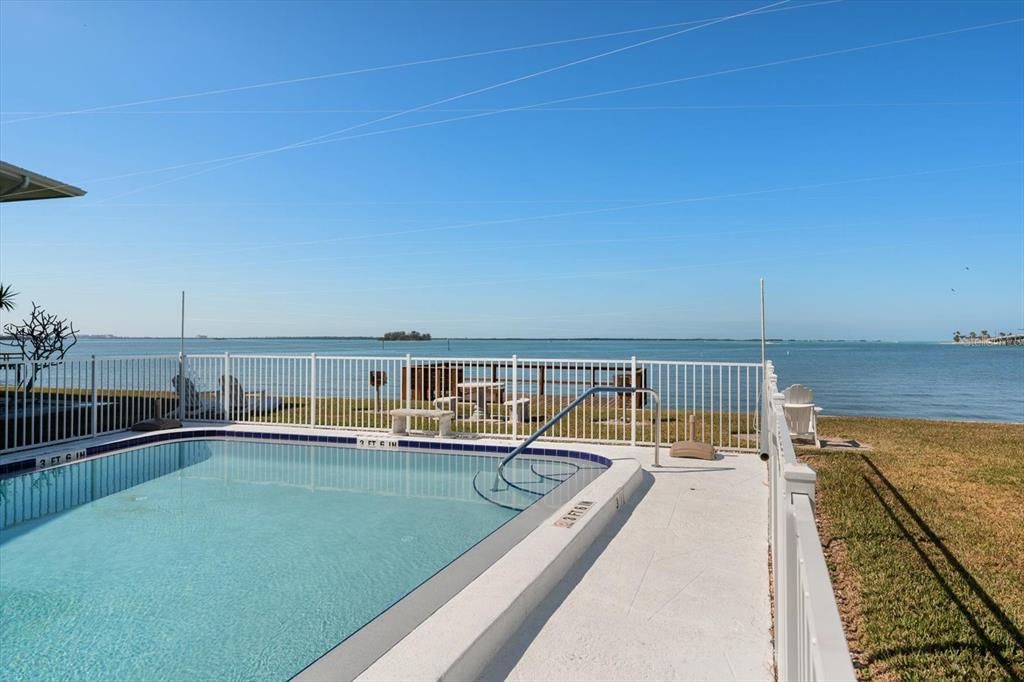 For Sale: $299,000 (1 beds, 1 baths, 562 Square Feet)