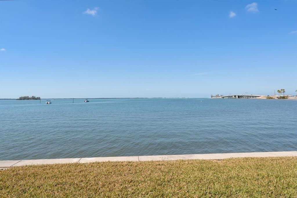 For Sale: $299,000 (1 beds, 1 baths, 562 Square Feet)