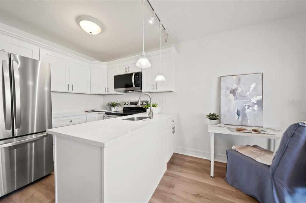 For Sale: $299,000 (1 beds, 1 baths, 562 Square Feet)