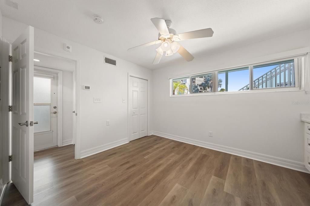 For Sale: $299,000 (1 beds, 1 baths, 562 Square Feet)