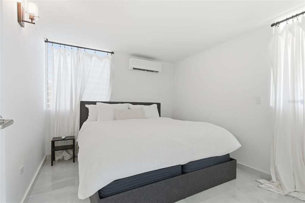 Active With Contract: $885,000 (3 beds, 2 baths, 1200 Square Feet)