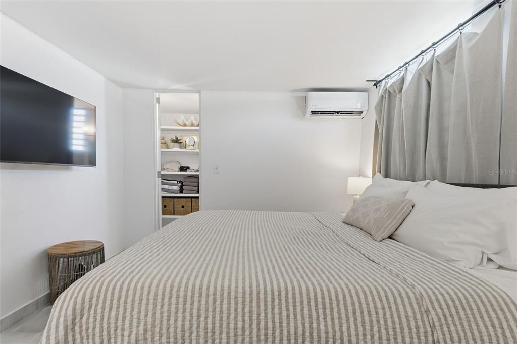 Active With Contract: $885,000 (3 beds, 2 baths, 1200 Square Feet)