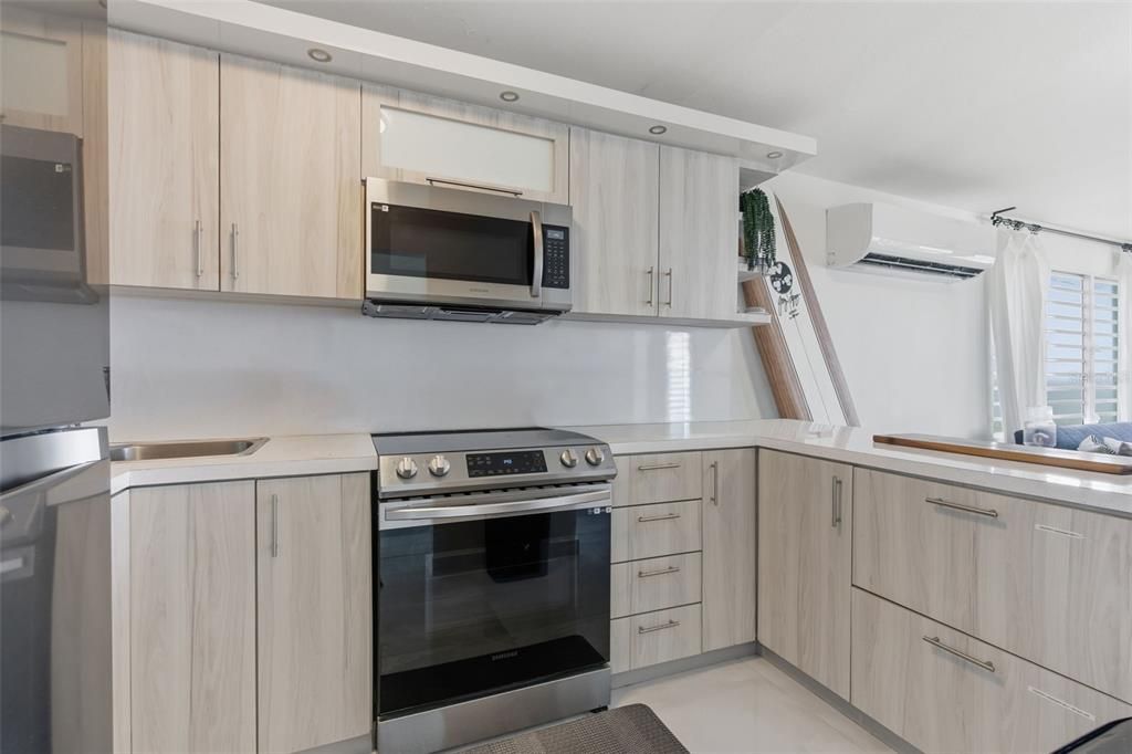 Active With Contract: $885,000 (3 beds, 2 baths, 1200 Square Feet)