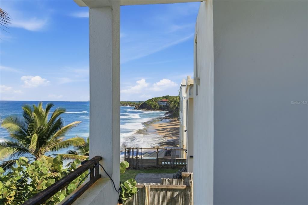 Active With Contract: $885,000 (3 beds, 2 baths, 1200 Square Feet)