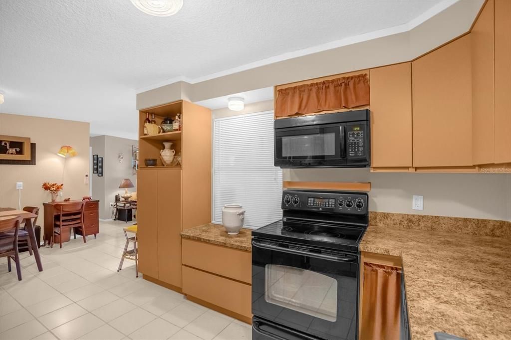 For Sale: $379,000 (2 beds, 2 baths, 1103 Square Feet)