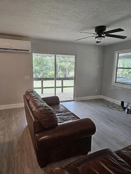 Active With Contract: $230,000 (3 beds, 1 baths, 912 Square Feet)
