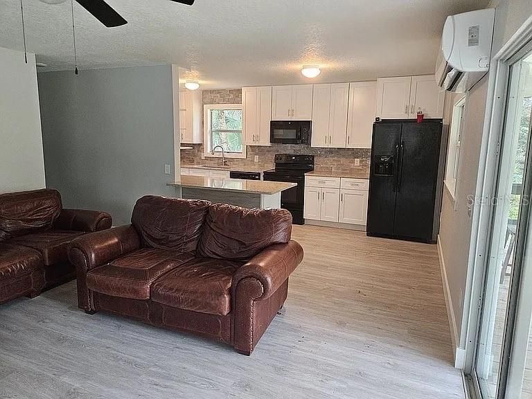 Active With Contract: $230,000 (3 beds, 1 baths, 912 Square Feet)