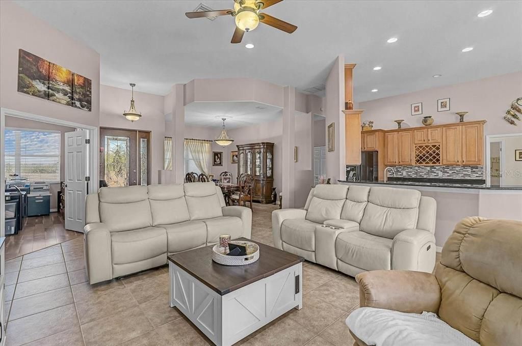 En Venta: $899,999 (3 camas, 3 baños, 2784 Pies cuadrados)