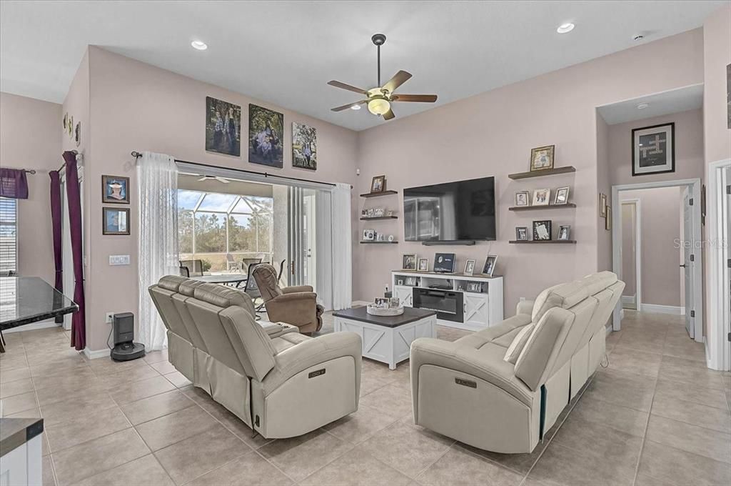 En Venta: $899,999 (3 camas, 3 baños, 2784 Pies cuadrados)