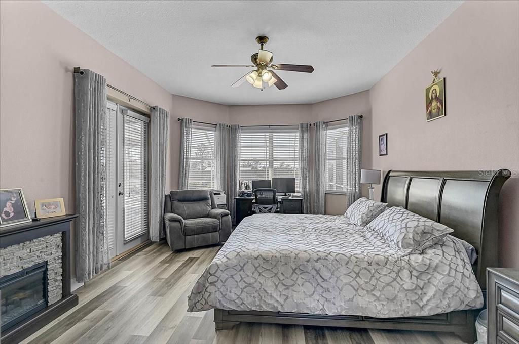 En Venta: $899,999 (3 camas, 3 baños, 2784 Pies cuadrados)